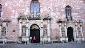 Pyhän Pietarin kirkon ovella
